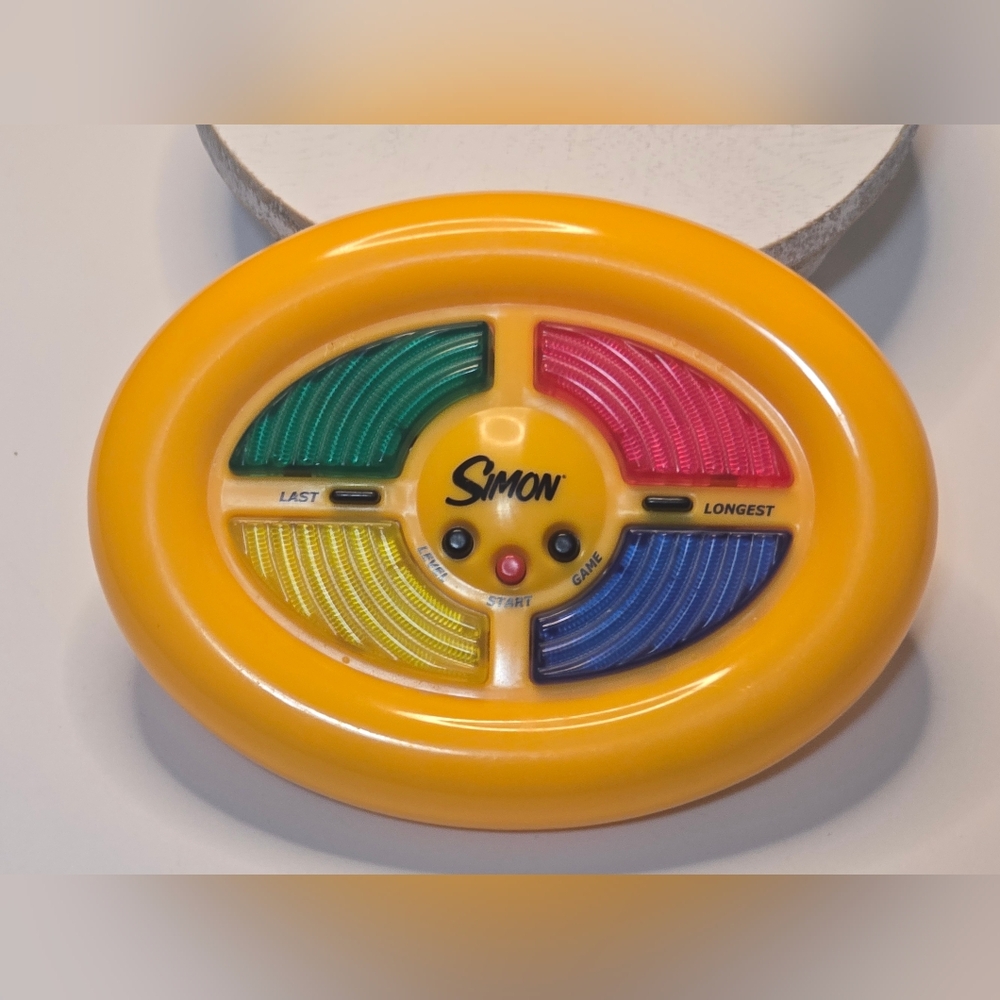 2002 Simons Electronic Memory Challenge Game - Yellow, Green, Red, Blue ~Read